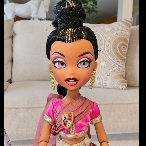 MGA Bratz Bratzillaz Glam Gets Wicked Llliana Honesty Switch-A-Witch Clown Doll - Picture 5 of 7